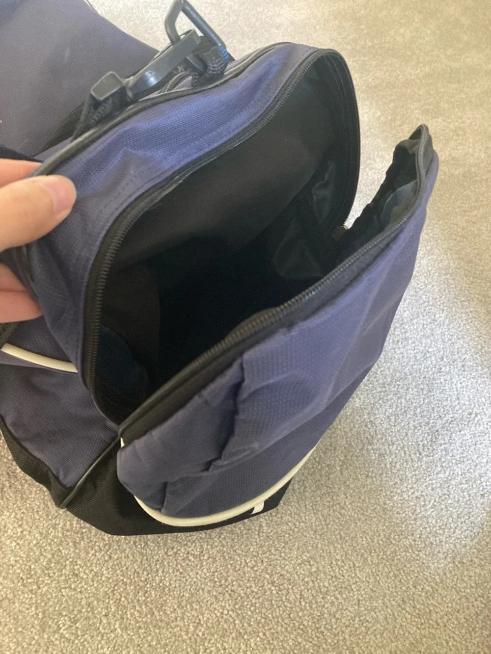 4/$10 - Nike Navy Blue Duffel Bag with Detachable Shoulder Strap
